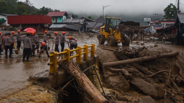 Personel Brimob Polda Sumbar melakukan pencarian korban banjir bandang di Arosuka, Kabupaten Solok, Sumatera Barat, Selasa (22/9/2026). Banjir bandang yang menerjang kawasan perkantoran di pusat kabupaten pada Senin (21/9) itu juga memutus akses jalan nasional dan menyebabkan sejumlah korban hilang.  ANTARA FOTO/Fitra Yogi/bar