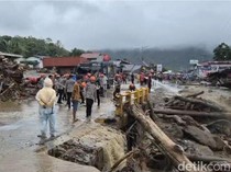 Banjir Bandang Solok Lukai 4 Orang-Sejumlah Gedung Perkantoran Rusak