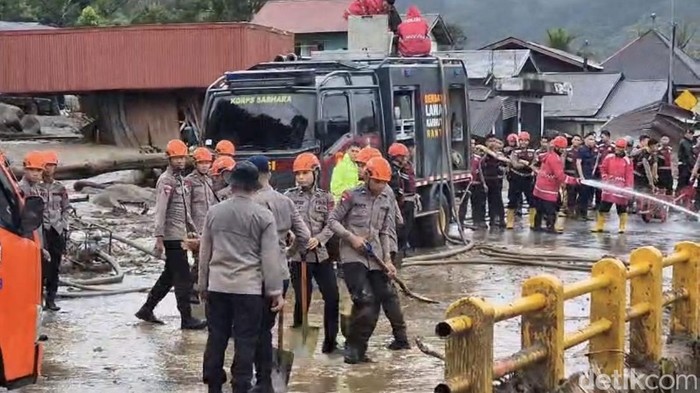 Tim gabungan membersihkan material longsor yang menutupi badan Jalan Padang-Solok, Sumbar.