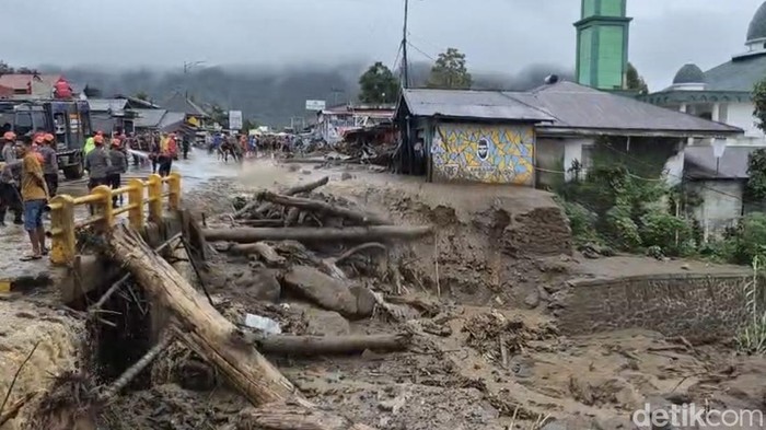 Banjir bandang di Kabupaten Solok, Sumbar.