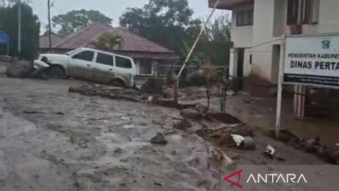 Banjir bandang terjang kompleks Pemkab Solok (dok.Antara)