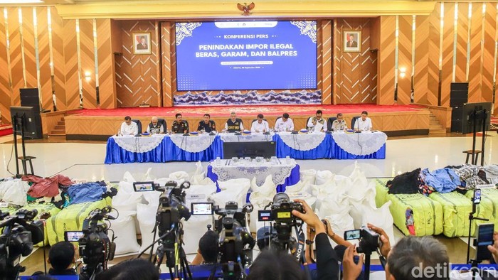 Bea Cukai menindak empat kasus impor beras, garam, dan pakaian diduga bekas dengan total nilai ekonomis barang mencapai Rp27,339 miliar.