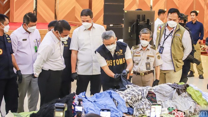 Bea Cukai Ungkap Impor Beras-Garam hingga Baju Bekas Senilai Rp27 M Bea Cukai menindak empat kasus impor beras, garam, dan pakaian diduga bekas dengan total nilai ekonomis barang mencapai Rp27,339 miliar.