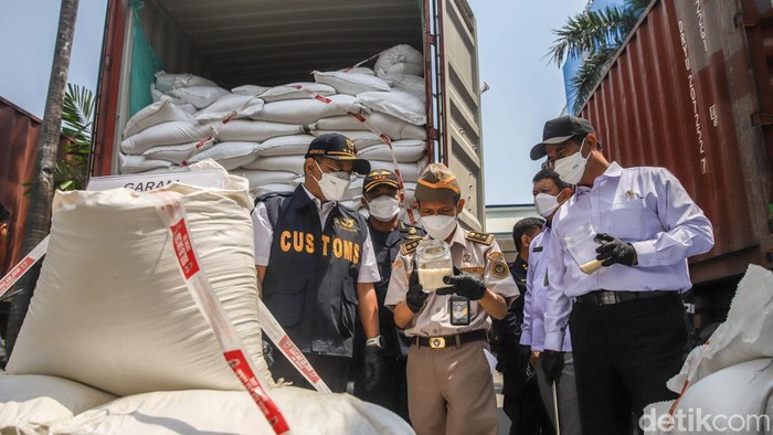 Bea Cukai Ungkap Impor Beras-Garam hingga Baju Bekas Senilai Rp27 M Bea Cukai menindak empat kasus impor beras, garam, dan pakaian diduga bekas dengan total nilai ekonomis barang mencapai Rp27,339 miliar.