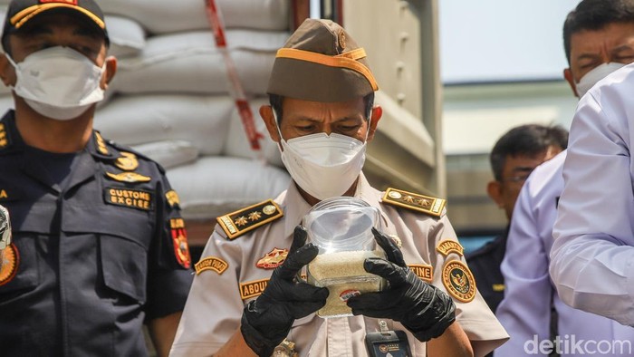 Bea Cukai Ungkap Impor Beras-Garam hingga Baju Bekas Senilai Rp27 M Bea Cukai menindak empat kasus impor beras, garam, dan pakaian diduga bekas dengan total nilai ekonomis barang mencapai Rp27,339 miliar.