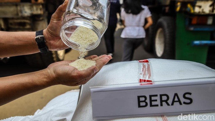 Bea Cukai Ungkap Impor Beras-Garam hingga Baju Bekas Senilai Rp27 M Bea Cukai menindak empat kasus impor beras, garam, dan pakaian diduga bekas dengan total nilai ekonomis barang mencapai Rp27,339 miliar.