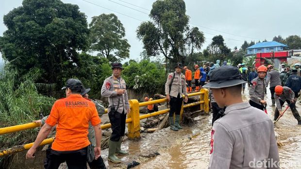 brimob turun langsung ke Solok bantu tangani banjir bandang
