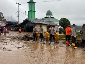 Brimob Polda Sumbar Turun Langsung Bantu Tangani Banjir Bandang di Solok