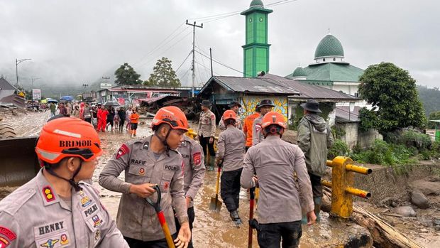 Brimob turun langsung ke Solok bantu tangani banjir bandang (dok istimewa)