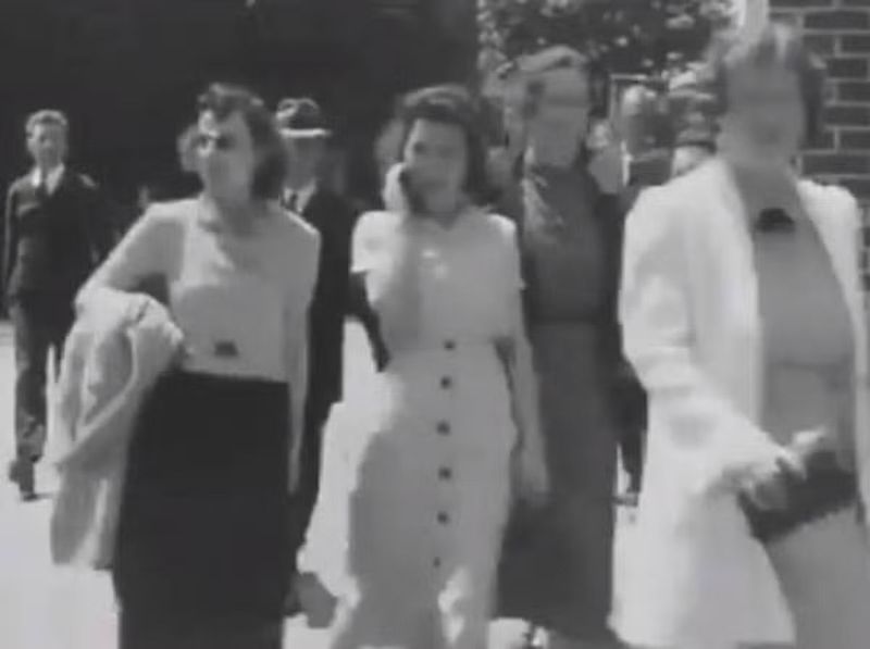 'Bukti' Time Travel Ada? Benda Aneh di Foto 1936 Bikin Heboh