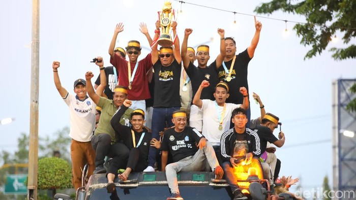 Bupati Bone Andi Asman Sulaiman bersama Tim Bone Beramal konvoi keliling Kota Watampone.