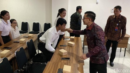 Bupati Klungkung I Made Satria menyapa peserta pelatihan dan sertifikasi CPMI dan kompetensi SPA di Klungkung, Bali, Selasa (22/9/2026).