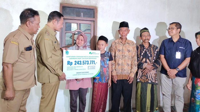 Bupati Lamongan Yuhronur Efendi saat memberikan santunan ke keluarga korban