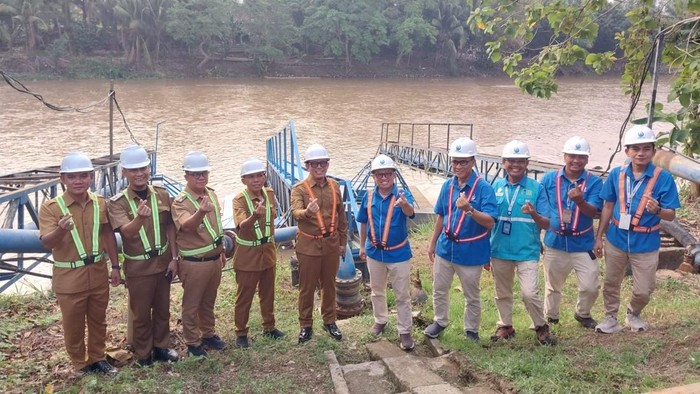 Bupati OKU Teddy Meilwansyah mengecek kondisi Water Treatment Plant (WTP) Bakung di Kelurahan Kemalaraja