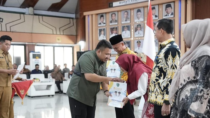 Bupati Subang, Reynaldy Putra Andita Budi Raemi, menghadiri Pelepasan Purna Tugas Pegawai Negeri Sipil (PNS)