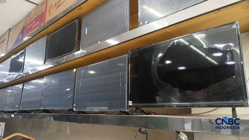 Deretan TV di toko elektronik di Pasar Ciputat, Selasa (22/9/26) (CNBC Indonesia/ Ferry Sandi)