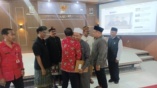 Pertemuan klarifikasi terkait penyebutan Bendesa Adat Kampung Islam Candikuning II di Kantor Desa Candikuning, Selasa (22/9/2026). /istimewa