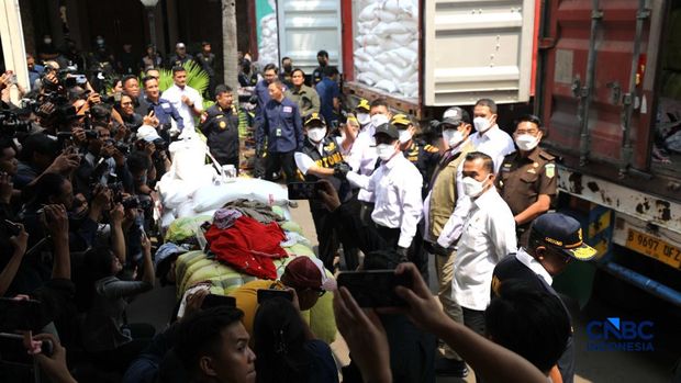 Direktur Jenderal Bea dan Cukai, Djaka Budhi Utama, Menteri Keuangan (Menkeu), Suahasil Nazara, dan Menteri Pertanian (Mentan), Andi Amran Sulaiman membongkar kontainer dalam Konferensi Pers Penindakan Impor Ilegal Beras, Garam, dan Balpres di Kantor Pusat Bea Cukai, Jakarta, Selasa (22/9/2026). (CNBC Indonesia/Tri Susilo)