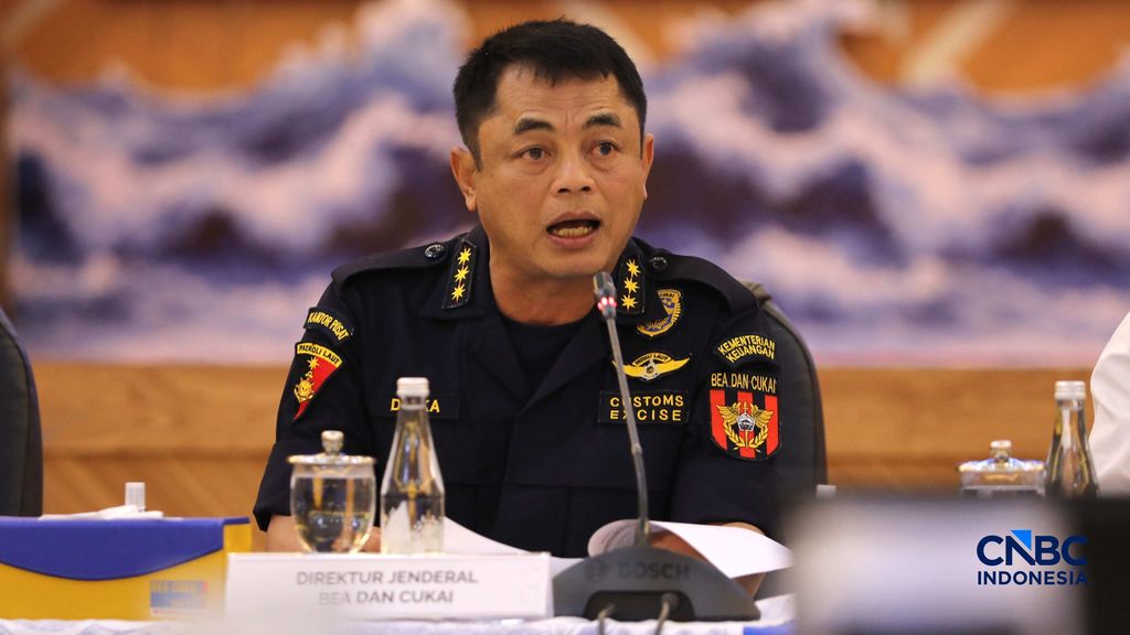Direktur Jenderal Bea dan Cukai, Djaka Budhi Utama saat menyampaikan pemaparan dalam Konferensi Pers Penindakan Impor Ilegal Beras, Garam, dan Balpres di Kantor Pusat Bea Cukai, Jakarta, Selasa (22/9/2026). (CNBC Indonesia/Tri Susilo)
