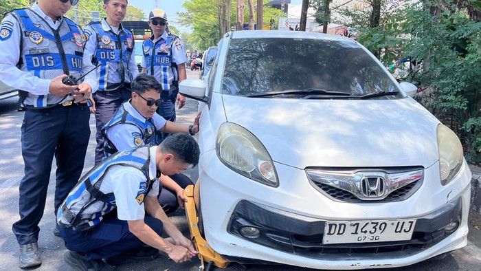 Dishub Makassar menggembok 24 mobil yang parkir di bahu jalan.