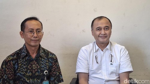 Kepala ICU Burns Unit RSUP Prof Ngoerah, Dr. dr. I Putu Kurniyanta dan dokter spesialis bedah plastik Dr. dr. Agus Roy Rusly Hariantana Hamid diwawancarai, Selasa (22/9/2026). (Fabiola Dianira/detikBali)