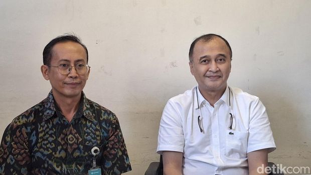 Dokter RSUP Ngoerah Kepala ICU Burns Unit RSUP Prof Ngoerah, Dr. dr. I Putu Kurniyanta dan dokter spesialis bedah plastik Dr. dr. Agus Roy Rusly Hariantana Hamid diwawancarai, Selasa (22/9/2026). (Fabiola Dianira/detikBali)