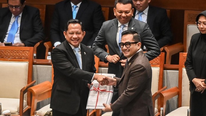DPR setujui 15 RUU kabupaten/kota di Kalimantan menjadi undang-undang Menteri Dalam Negeri Tito Karnavian (kiri) menyerahkan laporan pemerintah kepada Ketua DPR Puan Maharani (kanan) pada Rapat Paripurna Ke-6 DPR RI Masa Persidangan I Tahun Sidang 2026–2027 di Kompleks Parlemen, Senayan, Jakarta, Selasa (22/9/2026). Dalam rapat tersebut DPR menyetujui 15 rancangan undang-undang tentang kabupaten/kota di Kalimantan Barat, Kalimantan Tengah, dan Kalimantan Selatan disahkan menjadi undang-undang. ANTARA FOTO/Rivan Awal Lingga/bar