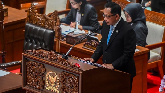 DPR setujui 15 RUU kabupaten/kota di Kalimantan menjadi undang-undang Menteri Dalam Negeri Tito Karnavian (kiri) menyerahkan laporan pemerintah kepada Ketua DPR Puan Maharani (kanan) pada Rapat Paripurna Ke-6 DPR RI Masa Persidangan I Tahun Sidang 2026–2027 di Kompleks Parlemen, Senayan, Jakarta, Selasa (22/9/2026). Dalam rapat tersebut DPR menyetujui 15 rancangan undang-undang tentang kabupaten/kota di Kalimantan Barat, Kalimantan Tengah, dan Kalimantan Selatan disahkan menjadi undang-undang. ANTARA FOTO/Rivan Awal Lingga/bar