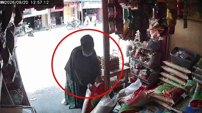 Emak-emak terekam CCTV hendak mencuri beras di Polman.