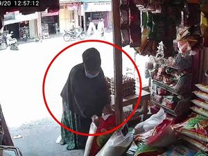 Video: Terekam CCTV, Emak-emak Diduga Curi 2 Karung Beras di Polman