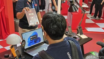Pengunjung menjajal berbagai perangkat di Ecosystem Area yang dirancang untuk memberikan pengalaman penggunaan produk secara langsung. Foto: Adi FR/detikINET