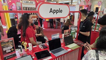 Pengunjung melihat langsung berbagai produk gadget yang dipamerkan selama Festival Belanja erafone 2026. Foto: Adi FR/detikINET