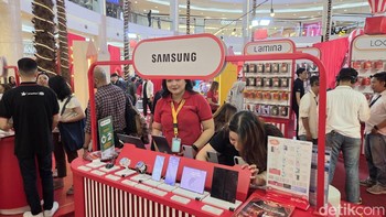 Booth Samsung turut meramaikan Parade Festival Belanja erafone 2026 dengan menampilkan berbagai perangkat terbaru yang bisa dilihat langsung pengunjung. Foto: Adi FR/detikINET