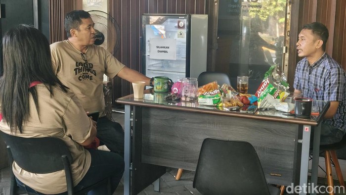 Fredy Manuhua saat bertemu petugas keamanan PT Virgo Karya Shipping