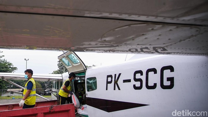 Petugas memasukkan garam natrium klorida (NaCl) sebagai bahan penyemaian Operasi Modifikasi Cuaca (OMC) di Bandara Pondok Cabe, Tangerang Selatan, Selasa (22/9/2026). OMC digelar BPBD DKI Jakarta bersama BMKG di wilayah Jabodetabek.