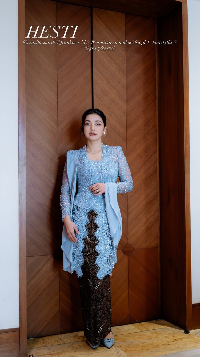 Sedangkan Hesti Purwadinata yang dalam Lapor Pak! berperan sebagai polisi anak buah Andre Taulany, tampil elegan dalam balutan kebaya brokat warna biru muda yang dihiasi selendang warna senada. Dia juga memakai high heels warna senada dengan kebayanya. Foto: Dok. Instagram Hesti Purwadinata, Renzi Lazuardi