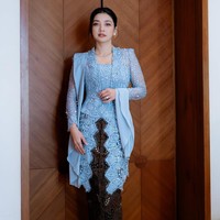 Sedangkan Hesti Purwadinata yang dalam Lapor Pak! berperan sebagai polisi anak buah Andre Taulany, tampil elegan dalam balutan kebaya brokat warna biru muda yang dihiasi selendang warna senada. Dia juga memakai high heels warna senada dengan kebayanya. Foto: Dok. Instagram Hesti Purwadinata, Renzi Lazuardi