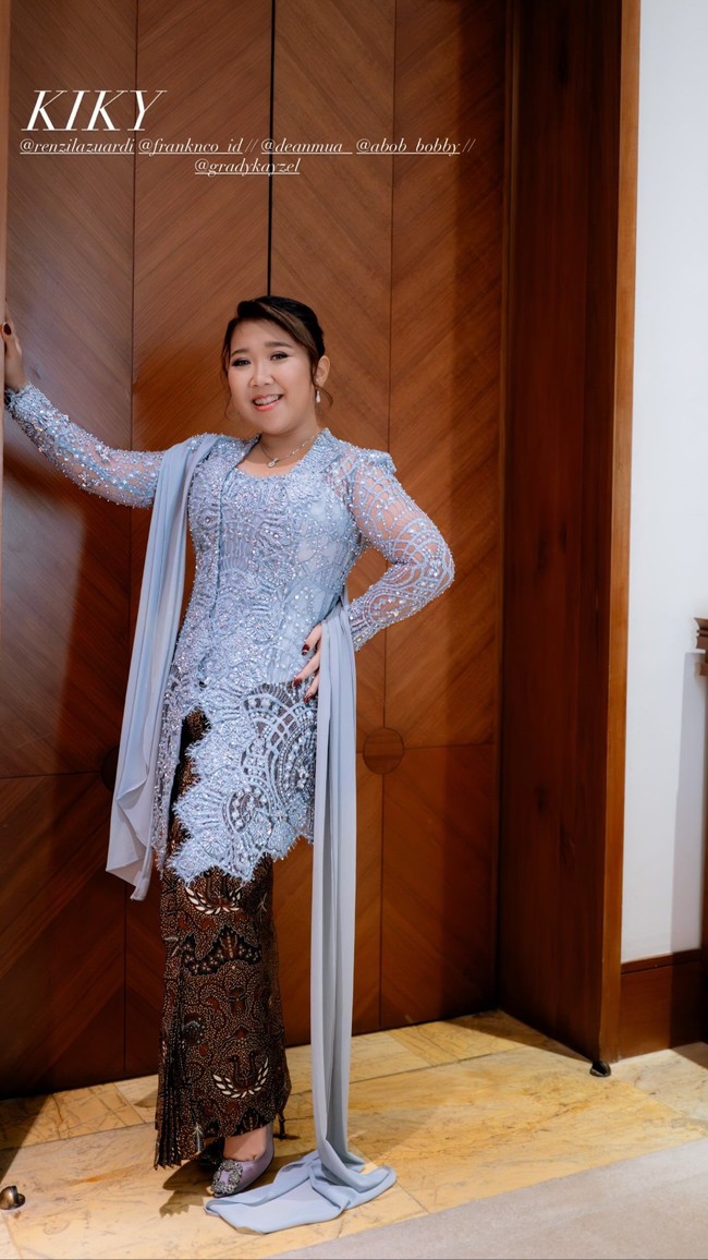 Kiky Saputri yang dikenal kocak di Lapor Pak! terlihat elegan dalam balutan kebaya brokat berhias payet dan aksen selendang panjang. Foto: Dok. Instagram Hesti Purwadinata, Renzi Lazuardi
