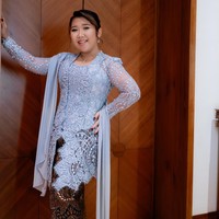Kiky Saputri yang dikenal kocak di Lapor Pak! terlihat elegan dalam balutan kebaya brokat berhias payet dan aksen selendang panjang. Foto: Dok. Instagram Hesti Purwadinata, Renzi Lazuardi