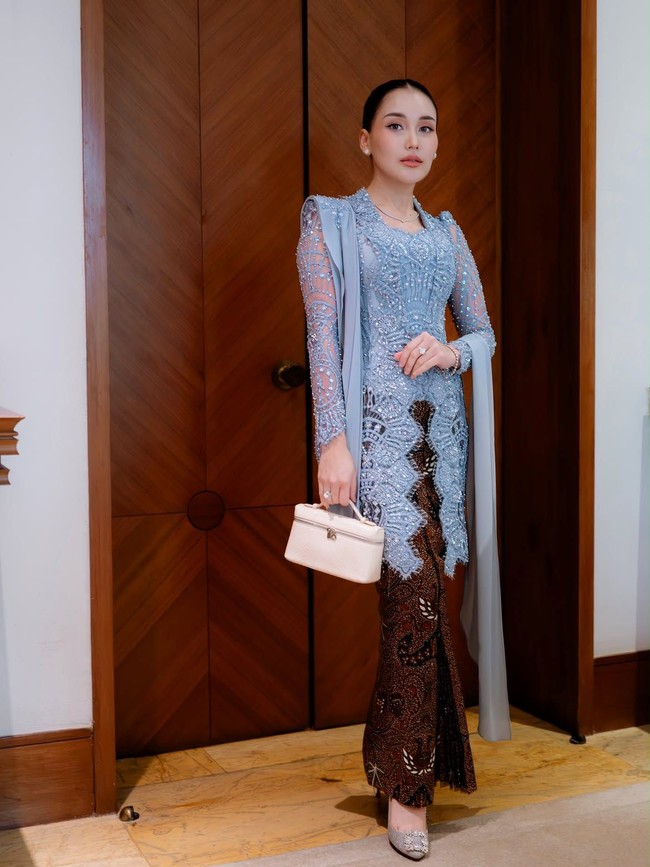 Ayu Ting Ting melengkapi gayanya memakai kebayadengan handbag putih yang simpel. Handbag yang dibawanya diketahui dari brand Loro Piana yang harganya mencapai Rp 55 jutaan. Foto: Dok. Instagram Hesti Purwadinata, Renzi Lazuardi