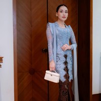 Ayu Ting Ting melengkapi gayanya memakai kebayadengan handbag putih yang simpel. Handbag yang dibawanya diketahui dari brand Loro Piana yang harganya mencapai Rp 55 jutaan. Foto: Dok. Instagram Hesti Purwadinata, Renzi Lazuardi