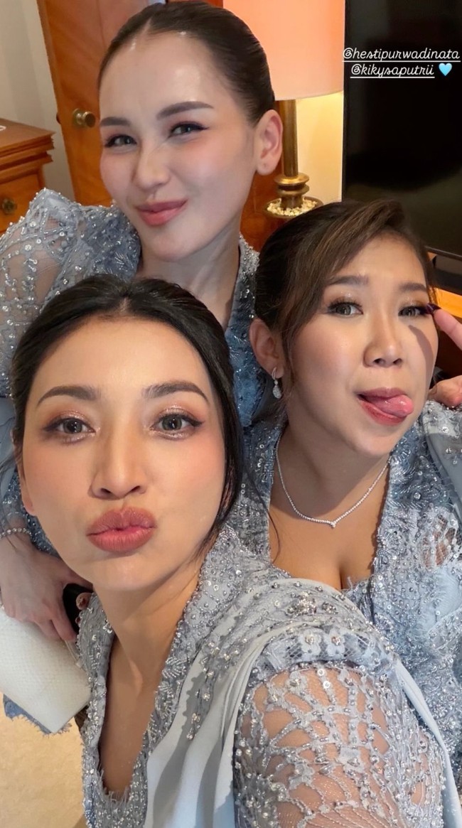 Tiga serangkai personel Lapor Pak! Ayu Ting Ting, Hesti Purwadinata, dan Kiky Saputri tampil kompak memakai kebaya biru saat menghadiri akad nikah Andre Taulany dan Amanda Rigby pada Minggu (20/9/2026). Foto: Dok. Instagram Hesti Purwadinata, Renzi Lazuardi
