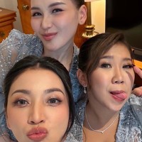 Tiga serangkai personel Lapor Pak! Ayu Ting Ting, Hesti Purwadinata, dan Kiky Saputri tampil kompak memakai kebaya biru saat menghadiri akad nikah Andre Taulany dan Amanda Rigby pada Minggu (20/9/2026). Foto: Dok. Instagram Hesti Purwadinata, Renzi Lazuardi