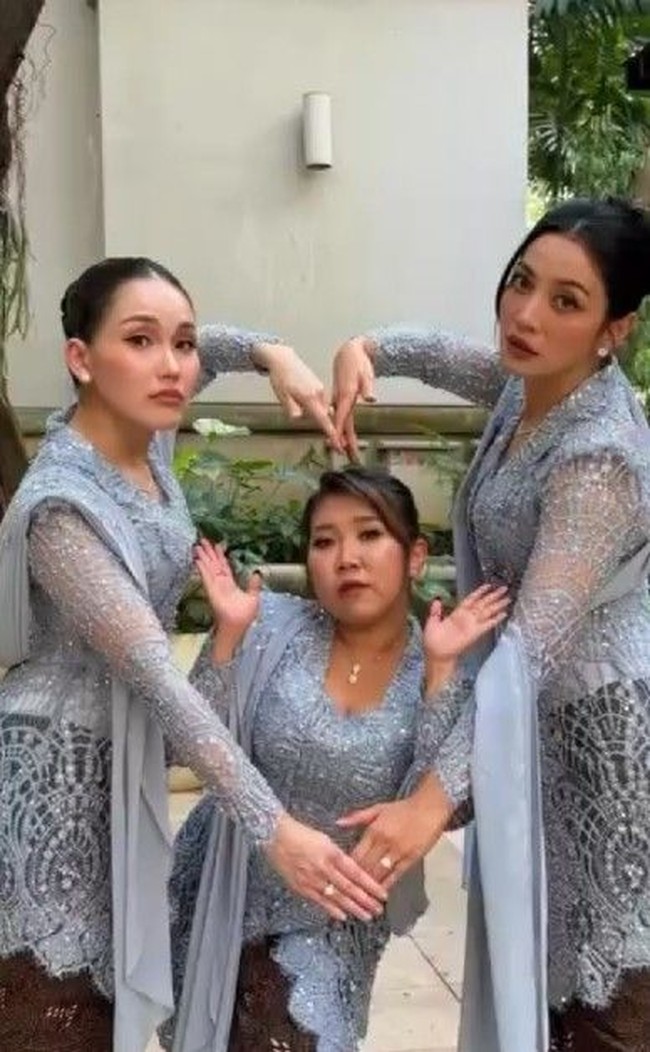 Dalam unggahannya di Instagram, Hesti Purwadinata mengungkapkan dia, Kiky dan Ayu Ting Ting sudah berusaha tampi elegan saat memakai kebaya. Namun ketika harus berpose untuk foto, ketiganya tidak bisa meninggalkan ciri khas mereka yang selalu kocak saat bersama. “Berusaha elehan dengan berkebaya, tapi pose pose pilihannya aga ngawur euy,” tulis Hesti. Foto: Dok. Instagram Hesti Purwadinata, Renzi Lazuardi