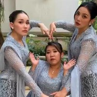 Dalam unggahannya di Instagram, Hesti Purwadinata mengungkapkan dia, Kiky dan Ayu Ting Ting sudah berusaha tampi elegan saat memakai kebaya. Namun ketika harus berpose untuk foto, ketiganya tidak bisa meninggalkan ciri khas mereka yang selalu kocak saat bersama. “Berusaha elehan dengan berkebaya, tapi pose pose pilihannya aga ngawur euy,” tulis Hesti. Foto: Dok. Instagram Hesti Purwadinata, Renzi Lazuardi