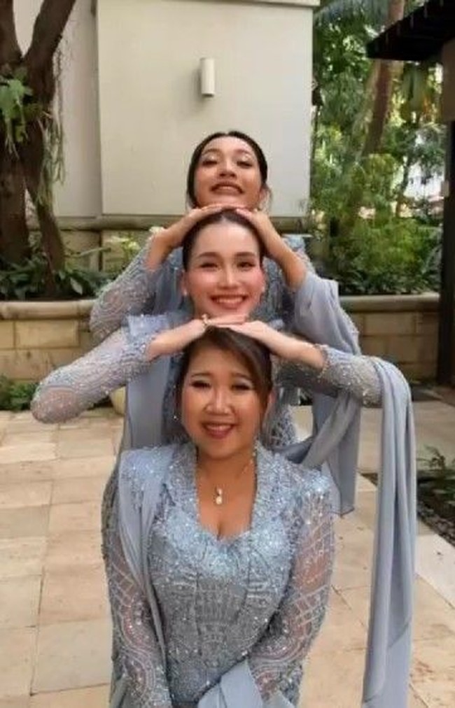 Ayu Ting Ting, Hesti Purwadinata, dan Kiky Saputri mengenakan seragam bridesmaid kebaya biru muda rancangan Renzy Lazuardi. Foto: Dok. Instagram Hesti Purwadinata, Renzi Lazuardi