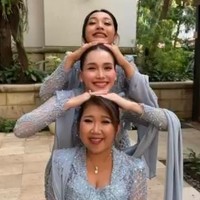 Ayu Ting Ting, Hesti Purwadinata, dan Kiky Saputri mengenakan seragam bridesmaid kebaya biru muda rancangan Renzy Lazuardi. Foto: Dok. Instagram Hesti Purwadinata, Renzi Lazuardi