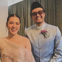 Pesona Anggun Raisa Pakai Kebaya One Shoulder di Pernikahan Mario Caesar
