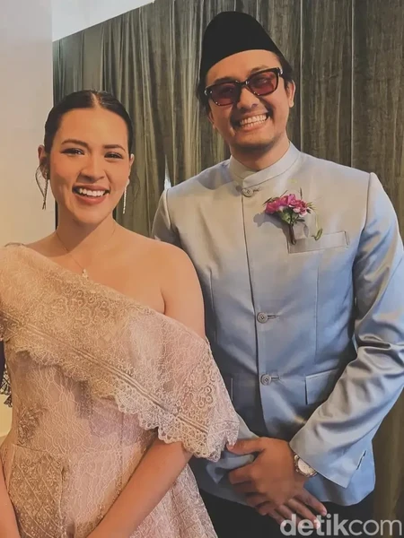Pesona Anggun Raisa Pakai Kebaya One Shoulder di Pernikahan Mario Caesar