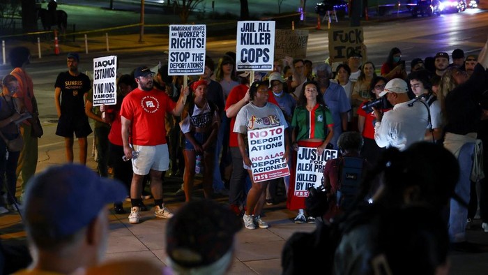 SENSITIVE MATERIAL. THIS IMAGE MAY OFFEND OR DISTURB Activists hold an emergency protest a day after an Immigration and Customs Enforcement (ICE) agent shot and wounded a man from Venezuela who, according to his lawyer, was working as a DoorDash driver, at the Texas State Capitol in Austin, Texas, US, September 21, 2026. REUTERS/Kaylee Greenlee